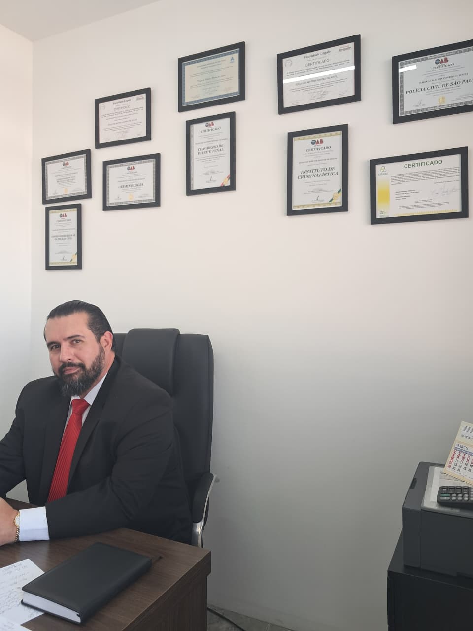 Advogado Tiago no escritório